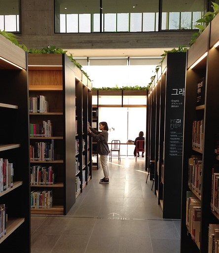 library-804498_640